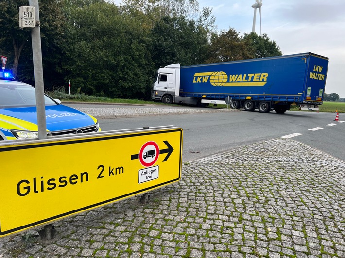 POL-NI: Festgefahrener Sattelzug blockiert Kreisstraße