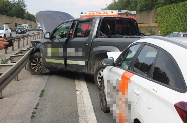 POL-BI: Unfall nach Fahrstreifenwechsel: Fahrer flüchtig