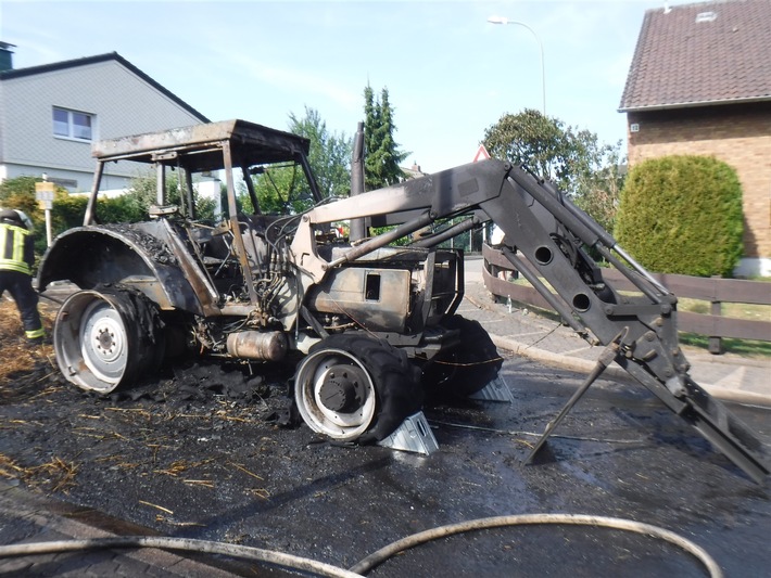 POL-DN: Hoher Sachschaden durch brennenden Traktor