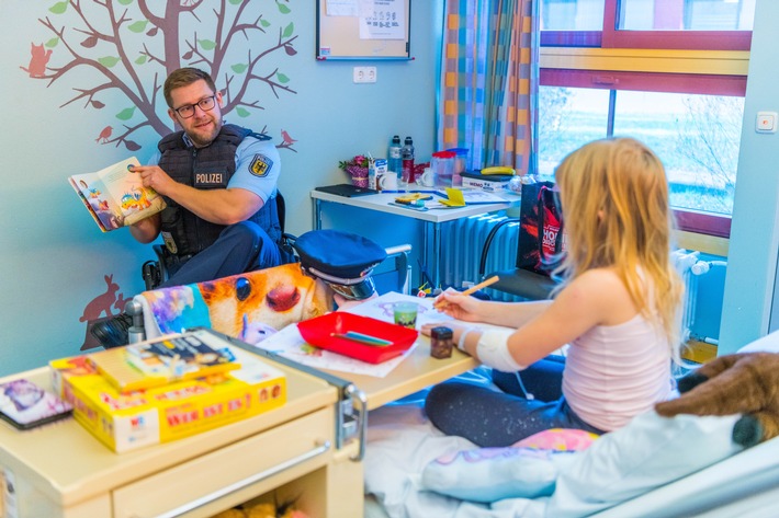 BPOL-AKAD: Bundespolizeiakademie erneut Gast in Lübecker Klinik für Kinder- und Jugendmedizin des UKSH zum bundesweiten Vorlesetag 2025