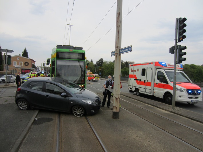 FW-MH: Verkehrsunfall einer Straßenbahn mit PKW