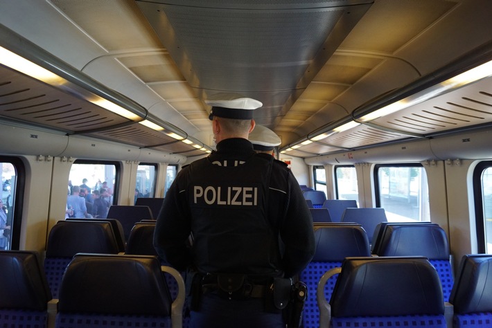 Bundespolizeidirektion München: Schwedische Gardinen statt Frankreichreise/ Bundespolizei bringt zwei Tunesier in Haft