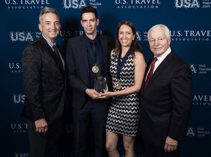 Die Geschwister Julia Kurz und Timo Kohlenberg (Bildmitte), Inhaber und Geschäftsführer von America Unlimited, wurden zum zehnten Mal in Folge mit dem Chairman Honor Circle Award ausgezeichnet. / Weiterer Text über ots und www.presseportal.de/nr/165802 / Die Verwendung dieses Bildes für redaktionelle Zwecke ist unter Beachtung aller mitgeteilten Nutzungsbedingungen zulässig und dann auch honorarfrei. Veröffentlichung ausschließlich mit Bildrechte-Hinweis.