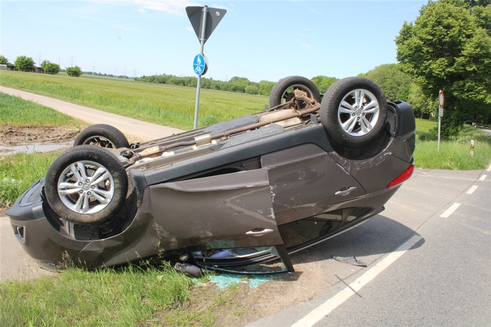 POL-DN: Fahrzeug überschlägt sich nach Kollision