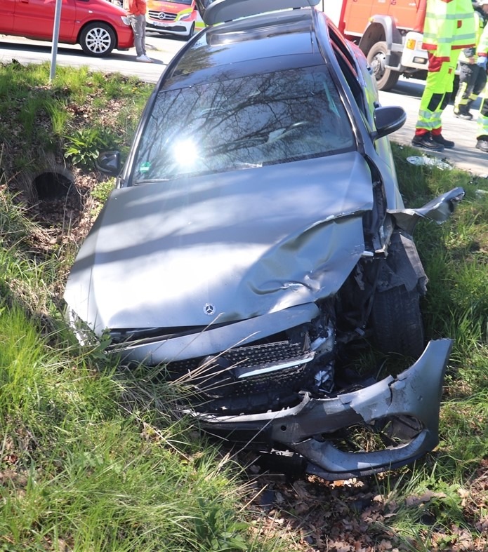 POL-HX: Pkw übersehen - Zwei Personen leicht verletzt