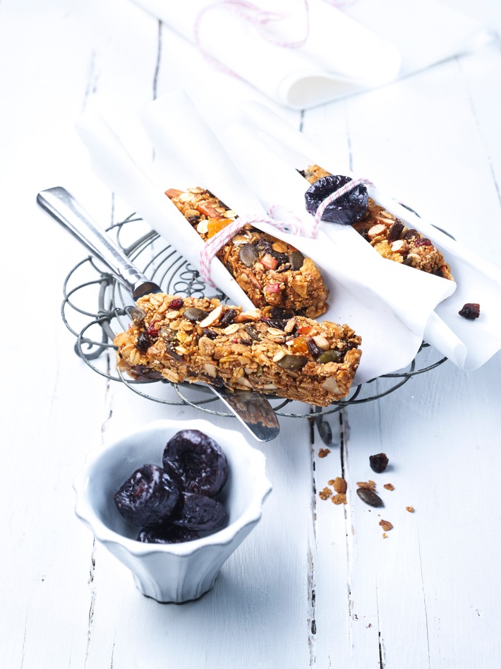 Auf www.kalifornischetrockenpflaumen.de finden Sie abwechslungsreiche Rezepte für Snacks, Smoothies und andere Gerichte für jeden Tag. / Weiterer Text über ots und www.presseportal.de/nr/140261 / Die Verwendung dieses Bildes ist für redaktionelle Zwecke honorarfrei. Veröffentlichung bitte unter Quellenangabe: "obs/Amaz!n Prunes | Kalifornische Trockenpflaumen/Martina Urban / Amaz!n Prunes" Auf www.kalifornischetrockenpflaumen.de finden Sie abwechslungsreiche Rezepte für Snacks, Smoothies und andere Gerichte für jeden Tag. / Weiterer Text über ots und www.presseportal.de/nr/140261 / Die Verwendung dieses Bildes ist für redaktionelle Zwecke honorarfrei. Veröffentlichung bitte unter Quellenangabe: "obs/Amaz!n Prunes | Kalifornische Trockenpflaumen/Martina Urban / Amaz!n Prunes"