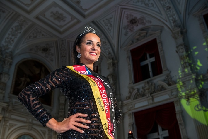Manuela Thoma-Adofo aus Kirchheim in Baden-Württemberg beim Miss 50plus Germany-Finale 2018 im Oldenburger Schloss nach ihrem Sieg. Weiterer Text über ots und www.presseportal.de/nr/53287 / Die Verwendung dieses Bildes ist für redaktionelle Zwecke honorarfrei. Veröffentlichung bitte unter Quellenangabe: "obs/MGC-Miss Germany Corporation Klemmer GmbH & Co KG/Timo Lutz"