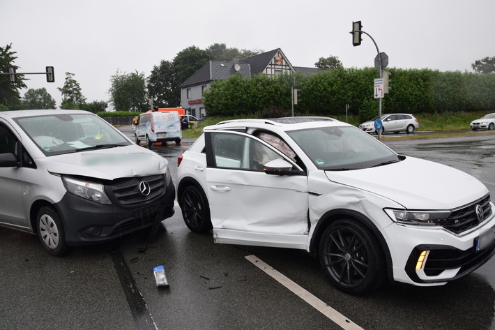 POL-HF: Zusammenstoß im Kreuzungsbereich- Zwei Beteiligte ins Krankenhaus