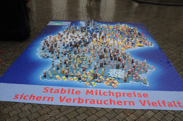 Kunstwerk dokumentiert Vielfalt an Molkereiprodukten in Deutschland / Stabile Milchpreise zum Vorteil von Bauern und der Verbraucher