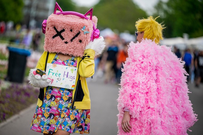 Comic-Helden in write des egapark-Blütenmeeres/Cosplayer，Fans von Manga und Anime treffen sich zwei Tage im schönsten Garten Thüringens漫画大师