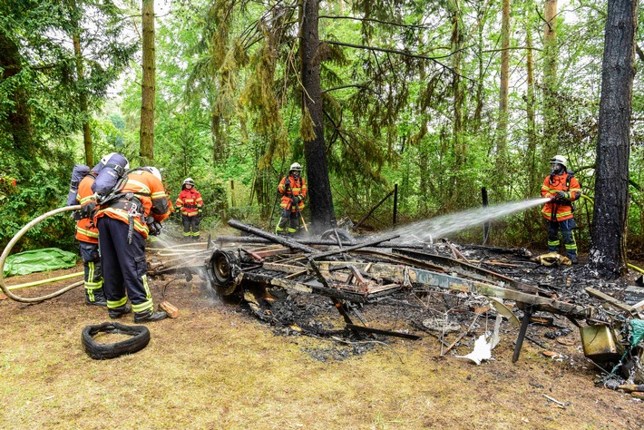 KFV-CW: Wohnwagenbrand im Wald fordert keine Opfer