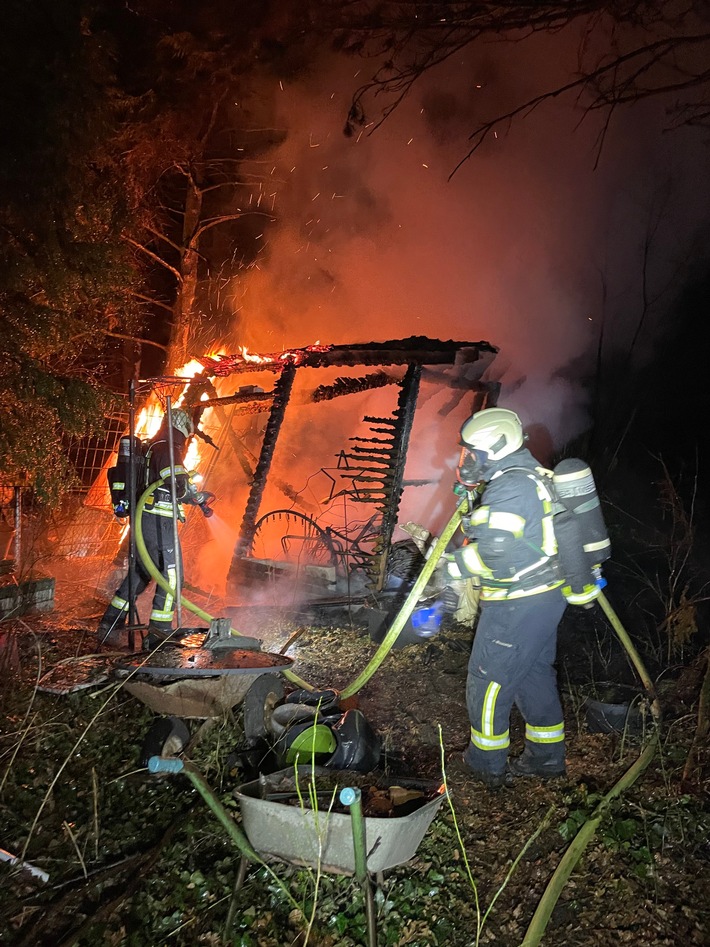 FW Dinslaken: Feuer zerstört zwei Gartenlauben