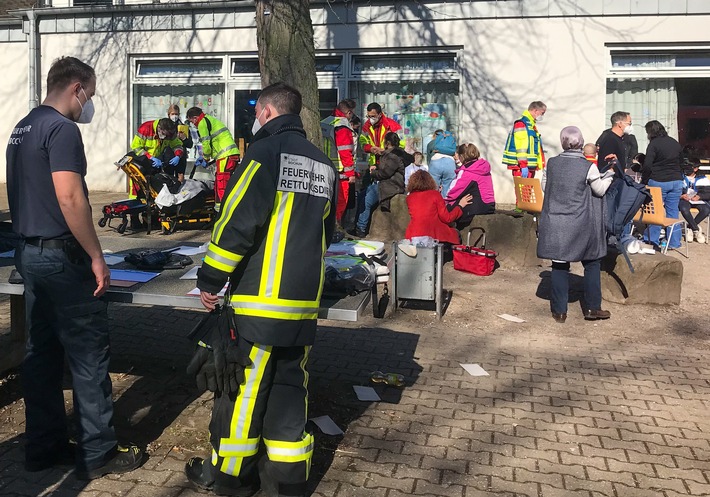 FW-BO: Pfefferspray an Gesamtschule versprüht - Fünf Teenager mussten durch den Rettungsdienst in Krankenhäuser transportiert werden