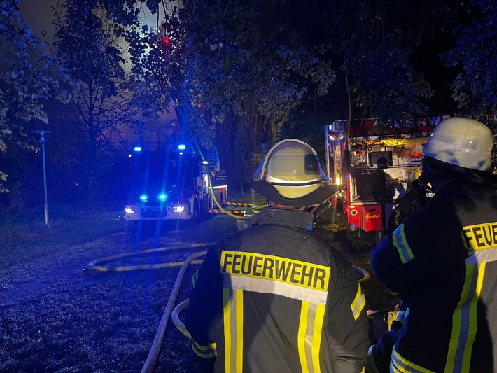 FW Lüchow-Dannenberg: +++ Feuer zerstört Nebengebäude am Jagdschloss Göhrde +++ Großeinsatz mit über 200 Einsatzkräften dauert die ganze Nacht +++