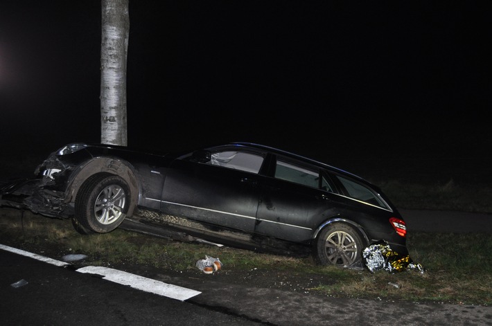POL-NI: Schwerer Verkehrsunfall mit zwei erheblich alkoholisierten Fahrzeugführern und insgesamt drei Verletzten