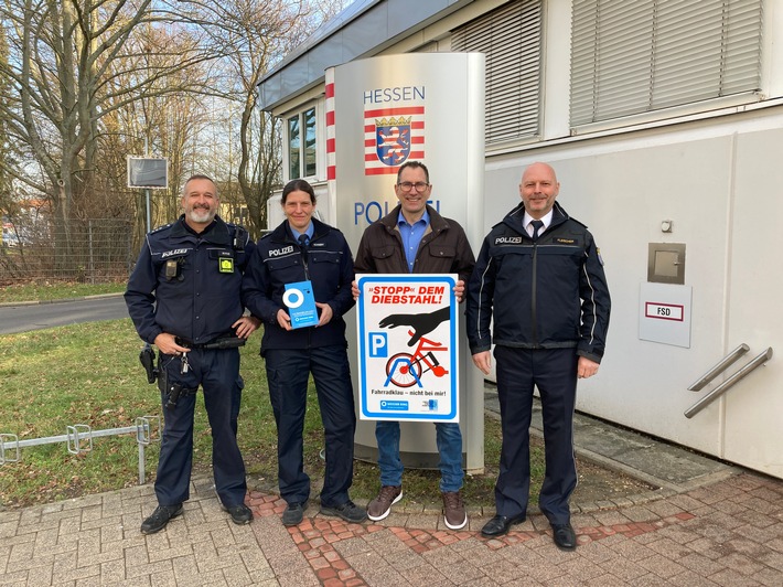 POL-WE: Bad Nauheim/ Friedberg: Spenden aus Fahrradkodierung an Weißer Ring übergeben