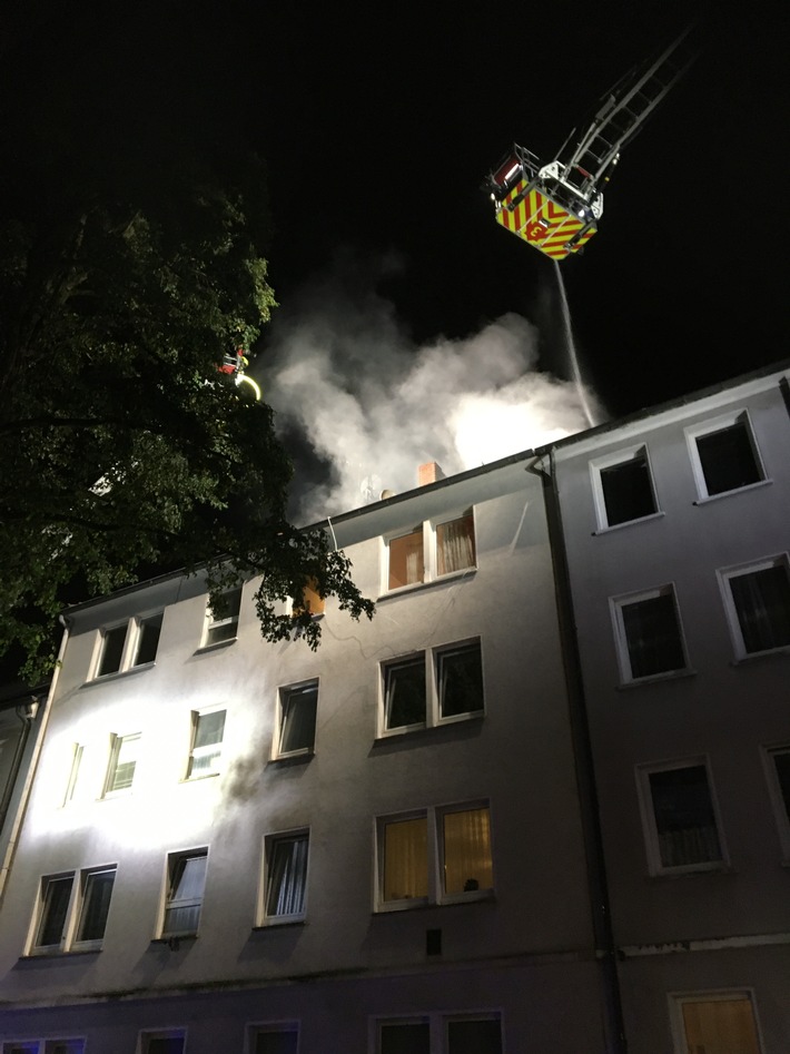 FW-GE: Dachstuhlbrand in Gelsenkirchen Ückendorf verursacht hohen Sachschaden