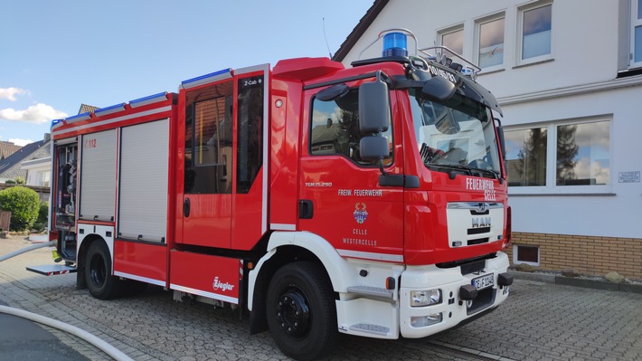 FW Celle: Heckenbrand in Westercelle - Handwerker greifen beherzt ein!