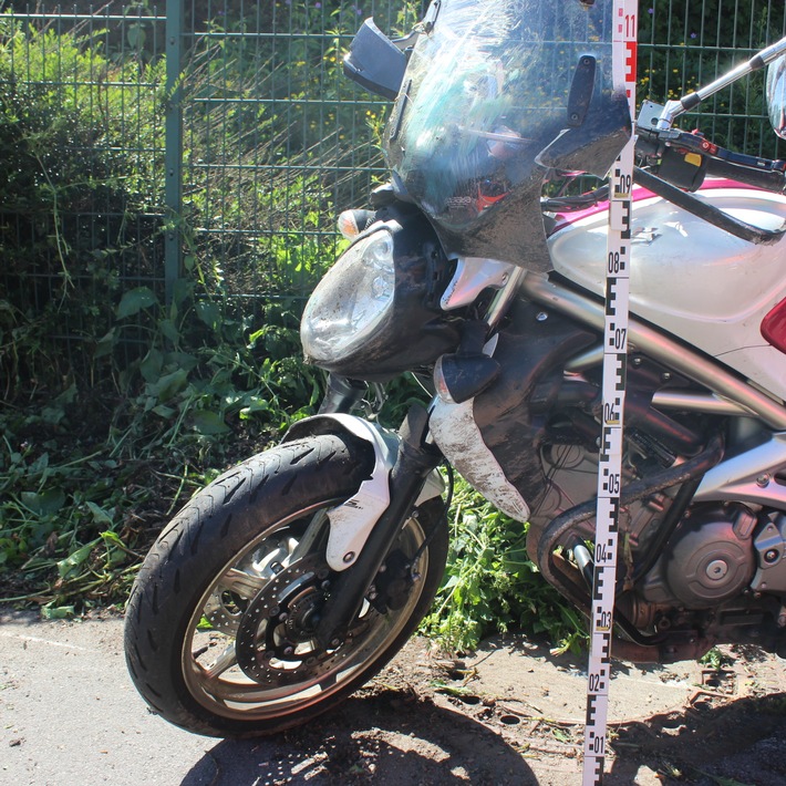 POL-ME: 53-jährige Motorradfahrerin schwer verletzt - Velbert - 2106072