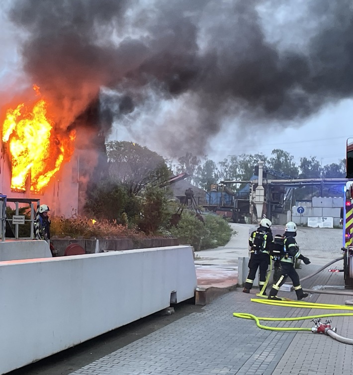 FW Dinslaken: Brannte Aufenthaltscontainer im Gewerbegebiet.