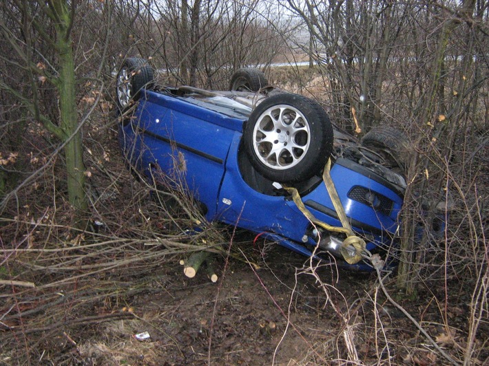 POL-HOL: Bundesstraße 240 - Umgehung Dielmissen: Von Fahrbahn abgekommen und gegen mehrere Bäume geprallt - Fahrer leicht verletzt / PKW nur noch Schrott  -