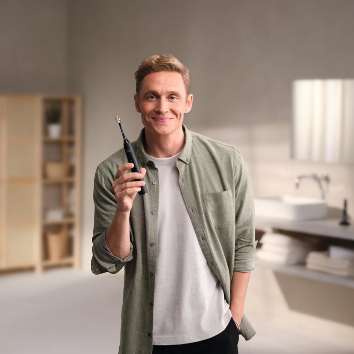 Philips Sonicare / 20x effektiver Zähneputzen: Matthias Schweighöfer zeigt wie es mit Philips Sonicare geht