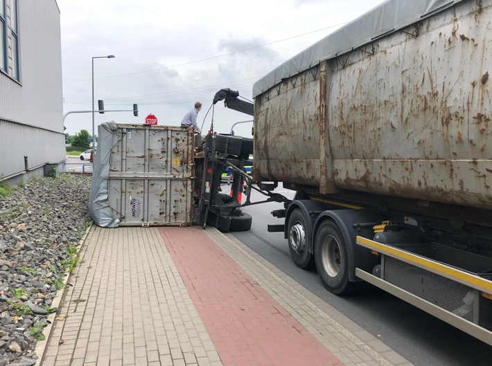 POL-UN: Unna - Verkehrsunfall: Lkw-Anhänger fällt in Linkskurve auf Bürgersteig