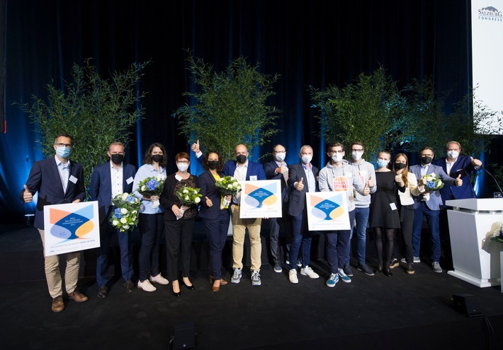 Preisträger und Ehrenrpreisträger sowie alle Nominierten des Preises der Deutschen Systemgastronomie 2021. Foto: © Jens Jeske für BdS / Weiterer Text über ots und www.presseportal.de/nr/156852 / Die Verwendung dieses Bildes ist für redaktionelle Zwecke unter Beachtung ggf. genannter Nutzungsbedingungen honorarfrei. Veröffentlichung bitte mit Bildrechte-Hinweis.