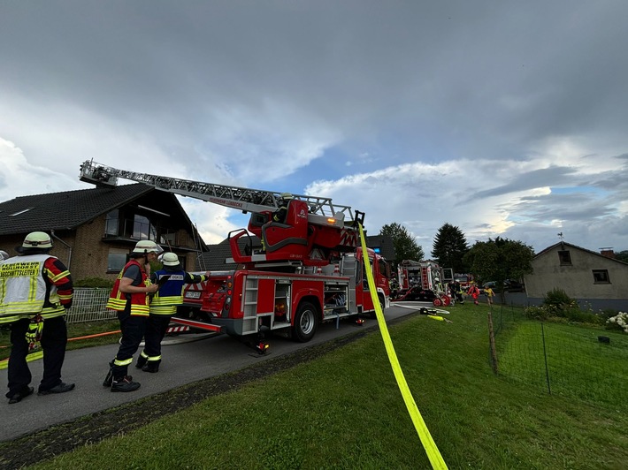 FW Hüllhorst: Wohnhaus Dachstuhlbrand in der Gemeinde Hüllhorst