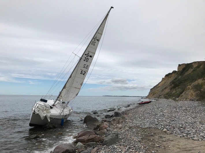 LWSPA M-V: Alleinsegler strandet an der Steilküste von Hiddensee