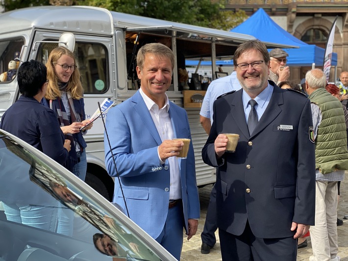 POL-HX: Einladung zu Kaffee und Gesprächen wird gerne angenommen / Aktion "Coffee with a Cop" in Höxter ein voller Erfolg