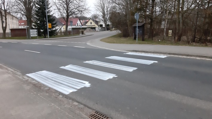 POL-HST: Selbstgemalter Zebrastreifen in Niepars