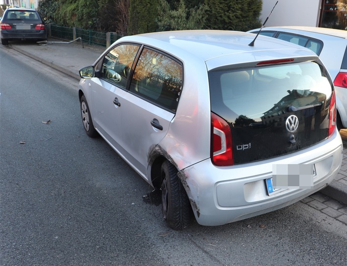 POL-HX: 20-Jähriger fährt auf geparkten Pkw