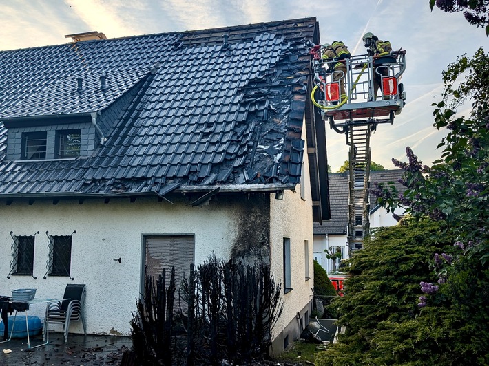 FW-GL: Heckenbrand in Bensberg - Flammen greifen auf Wohnhaus über - Warnung vor unsachgemäßem Einsatz von Gasbrennern
