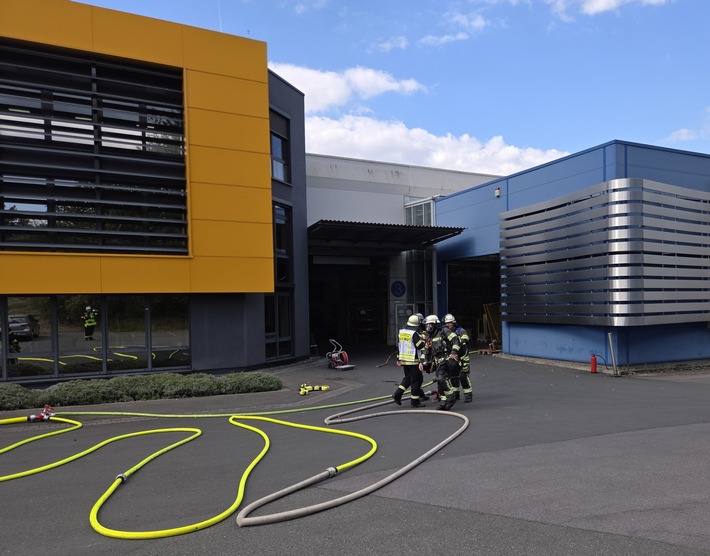 FW-AR: Brand in Gewerbebetrieb in Arnsberg-Herdringen - Feuerwehr verhindert Ausbreitung