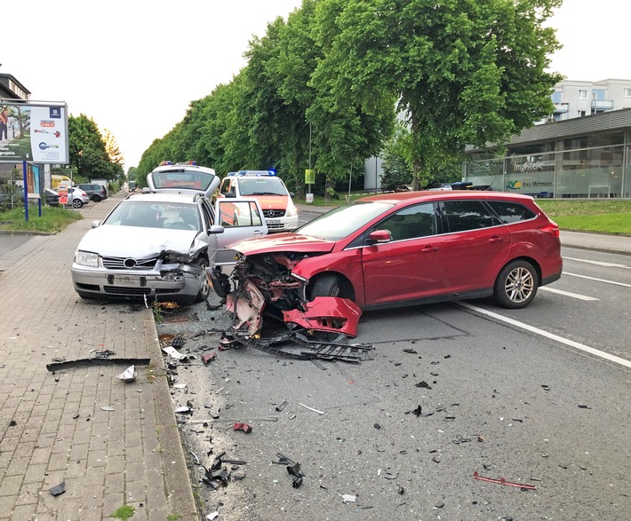 POL-ME: 52-jähriger Dortmunder bei Autounfall schwer verletzt - Wülfrath - 220065