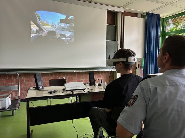 POL-HA: Verkehrssicherheitstag am Gymnasium Hohenlimburg - Verkehrssicherheitsberater der Polizei Hagen sensibilisieren etwa 90 Schülerinnen und Schüler für die Gefahren im Straßenverkehr