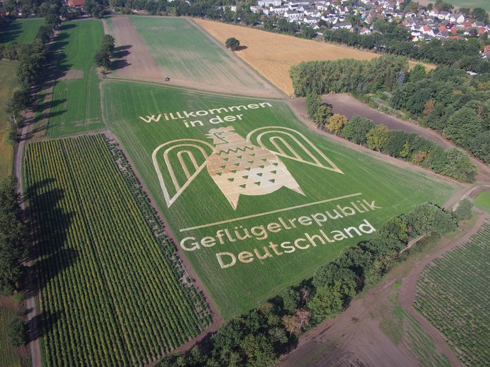 Spektakulärer Hingucker am Flughafen Hannover: "Geflügelrepublik Deutschland" grüßt mit XXL-Logo