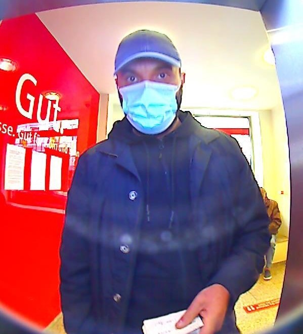 POL-BN: Foto-Fahndung: Unbekannte hoben mit gestohlener Kreditkarte Geld ab - Wer kennt diese Männer?