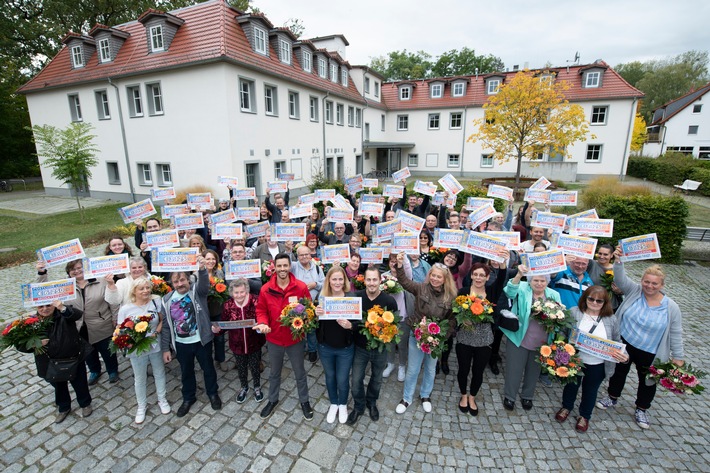 Goldene Umschläge im goldenen Oktober: 600.000 Euro Postcode Monatsgewinn und 80 jubelnde Gewinner in Schönwalde-Glien