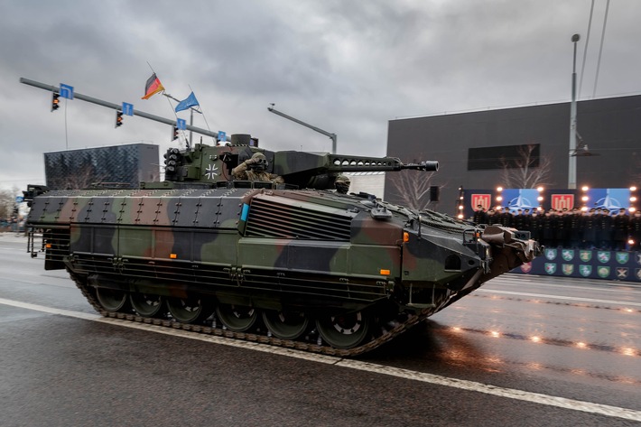 Parade in Litauen: Schützenpanzer Puma fahren durch Vilnius