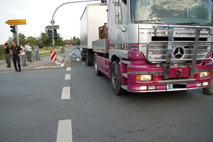 POL-STH: Radfahrer bei Verkehrsunfall schwer verletzt