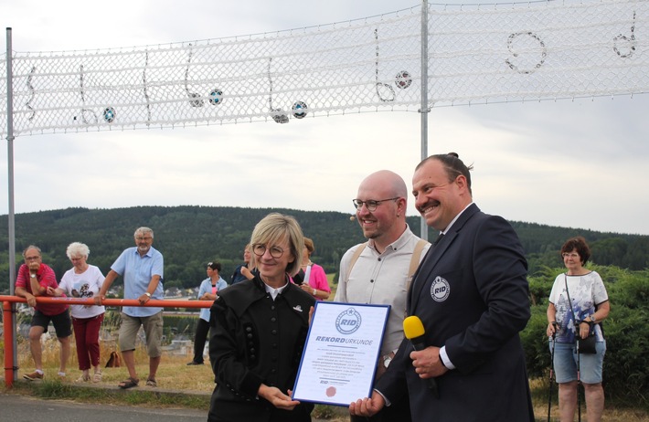 Tradition und Welterbe treffen auf Weltrekord: »längstes geklöppeltes Notenband« des Steigerliedes begeistert im Besucherbergwerk an der Zinngrube Ehrenfriedersdorf!