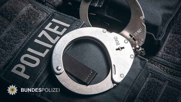 Bundespolizeidirektion München: Mit Weinflasche zugeschlagen / Haftrichtervorführung nach Gewalttat