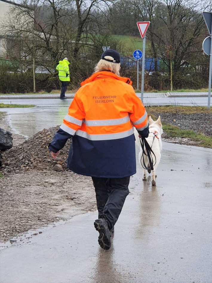 FW-MK: Hunde helfen bei Personensuche in Balve