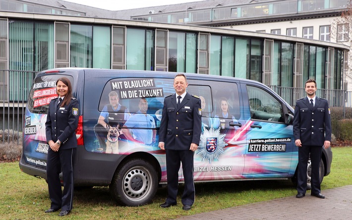 POL-WI: "110-Der Code für Deine Zukunft" - Neues Fahrzeug für die Einstellungsberatung des Polizeipräsidiums Westhessen (FOTO)