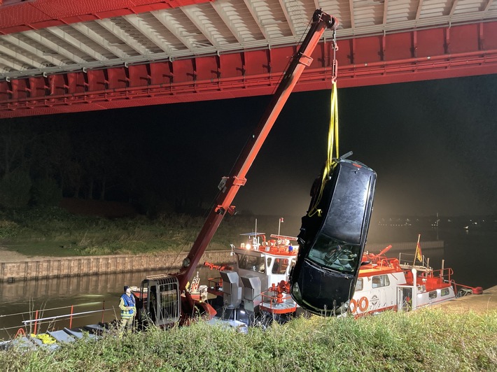 POL-DU: Homberg: Angel-Ausflug geht ins Wasser - Auto geht im Hafen unter