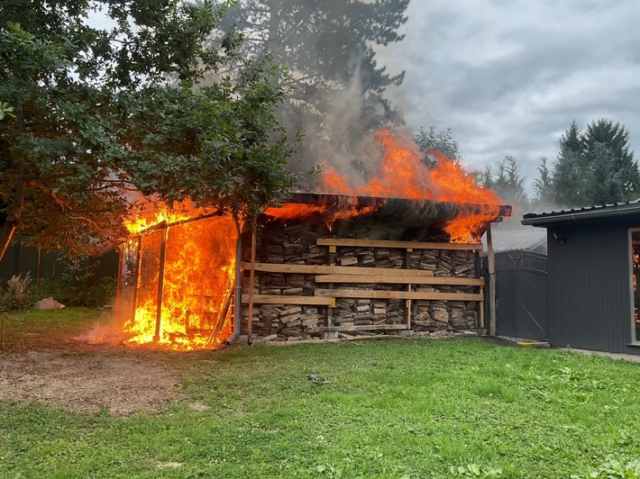 FW-DO: Unterstand mit Brennholz in Flammen