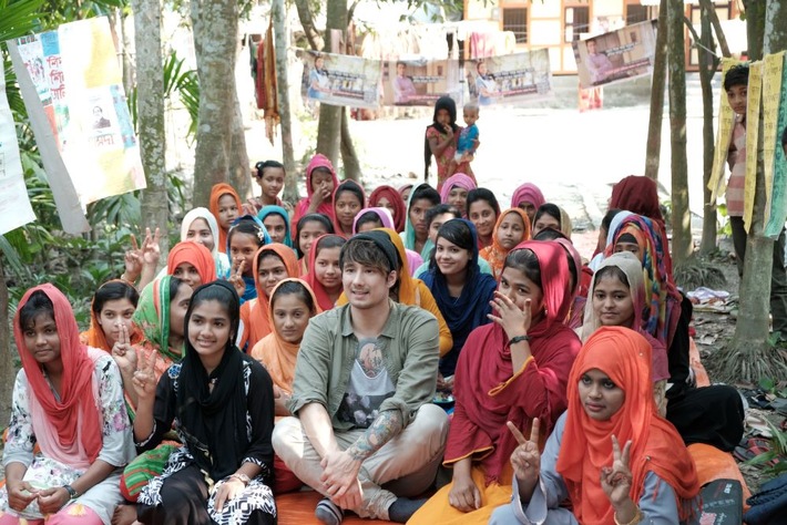 Julien Bam trifft Kinder in den Slums von Dhaka
