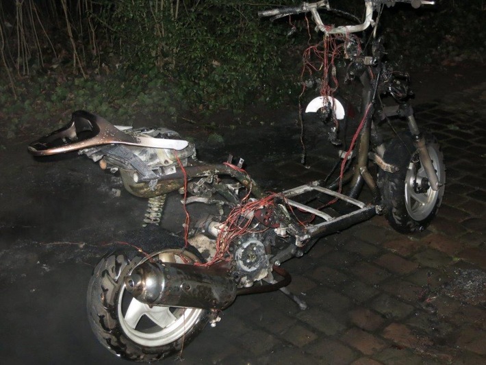 POL-PPWP: Motorroller in Brand gesetzt